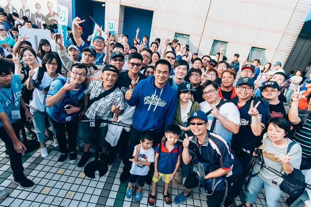台灣「鋒炮」陳金鋒與富邦人壽攜手　一同「青銀共樂TOGETHER FOREVER」
