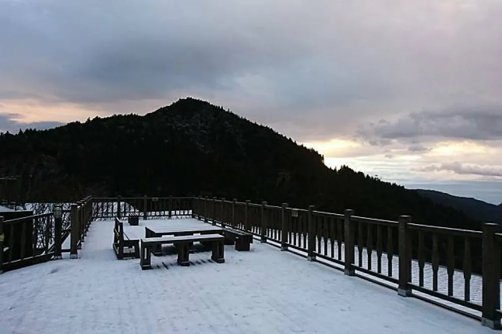寒流發威　玉山、合歡山與太平山降今年首場雪