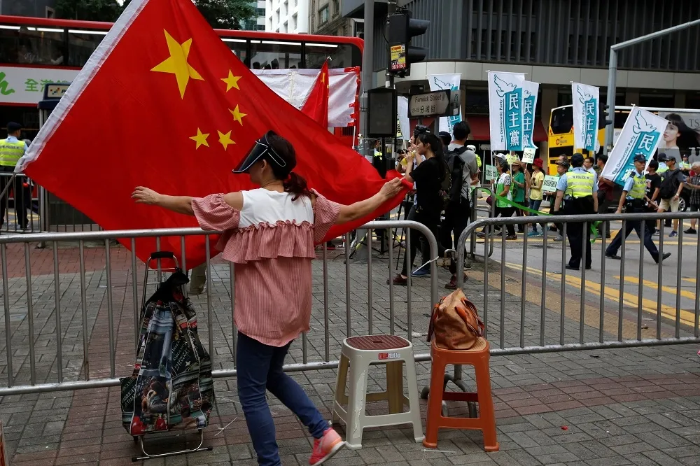 【披著愛國主義的戰狼】中國《央視》記者大鬧英國論壇　美媒：精心演出換升遷