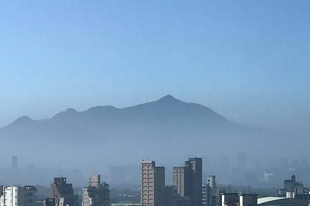 【全台紫爆了】PM2.5大舉入侵　今年秋冬空污最嚴重一天
