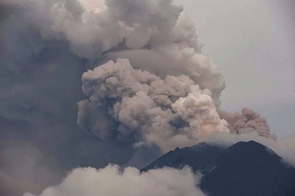 印尼阿貢火山灰直衝7.6公里高　峇里島機場關閉3天後重新開放