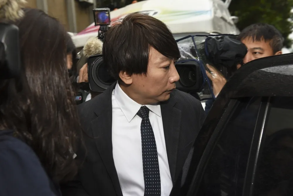 秦偉連續性侵案一審判八年　 二審出庭全程拒回應