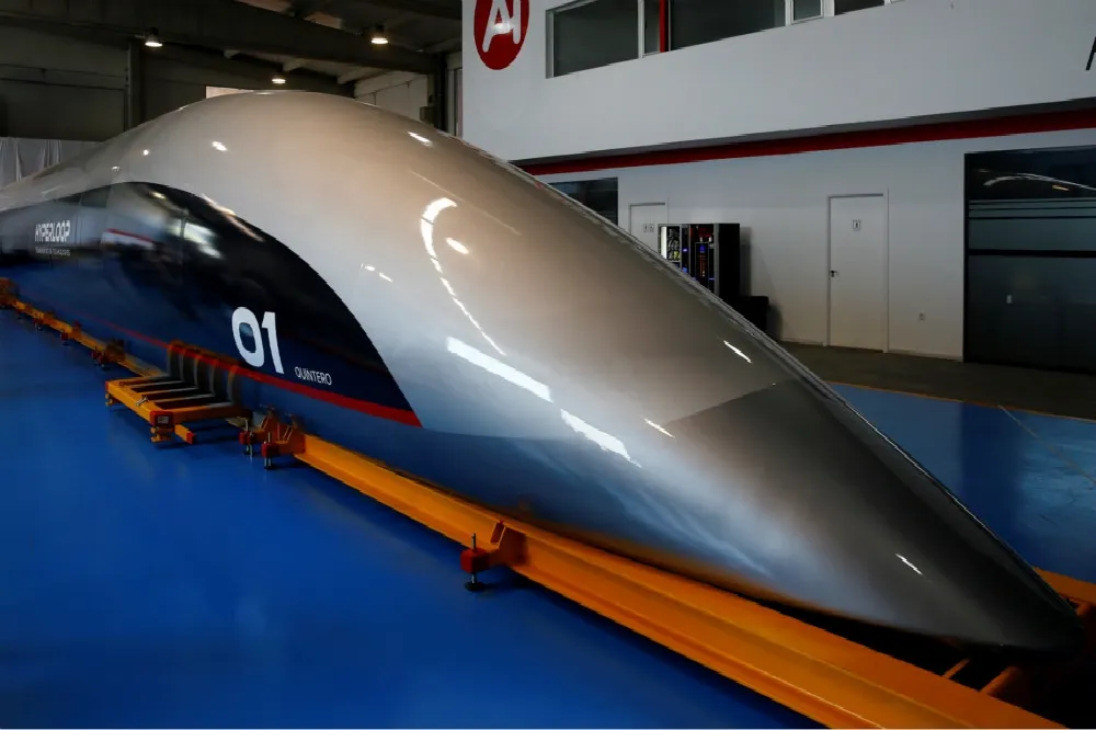 時速飆破1千公里　馬斯克首輛「Hyperloop」原型亮相 