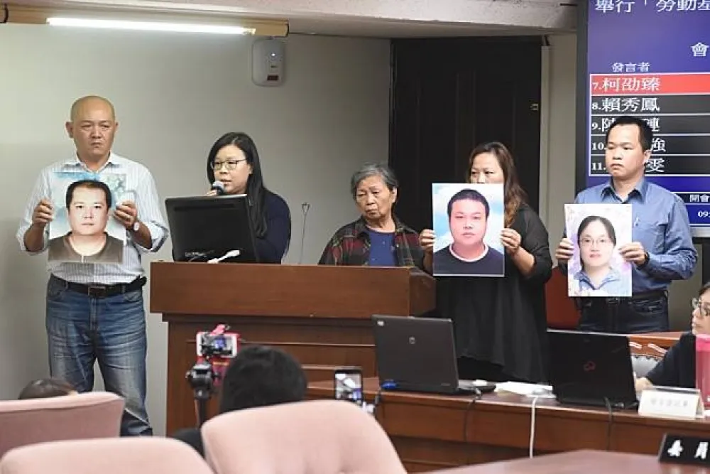 【勞工的命比較賤？】工會代表拿死者遺照質問民進黨　物流業者爆底薪900元