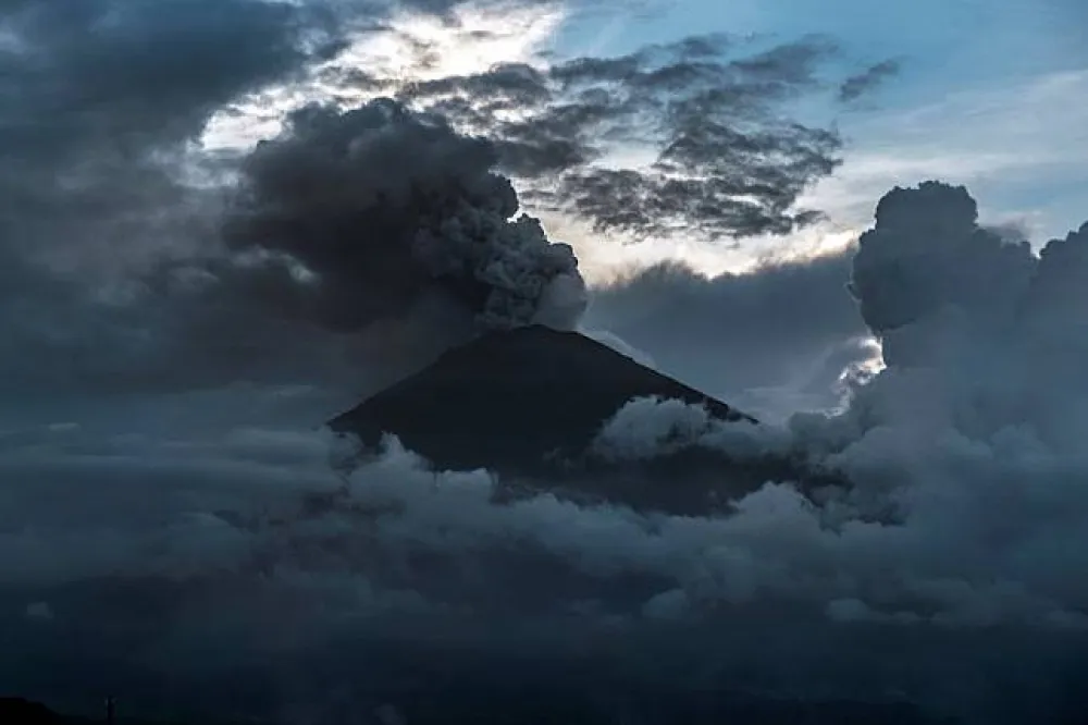 【印尼阿貢火山警戒升至最高級】 12公里外可聽到噴發　峇里島機場關閉