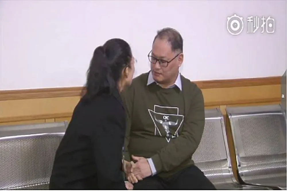 【淡定認罪服刑】庭後畫面曝光　李明哲和妻說話似心不在焉