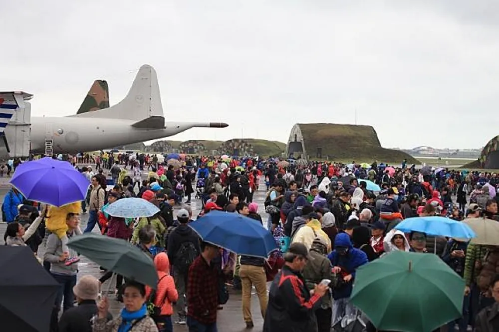新竹空軍基地開放最後一天　民眾冒雨觀看戰機