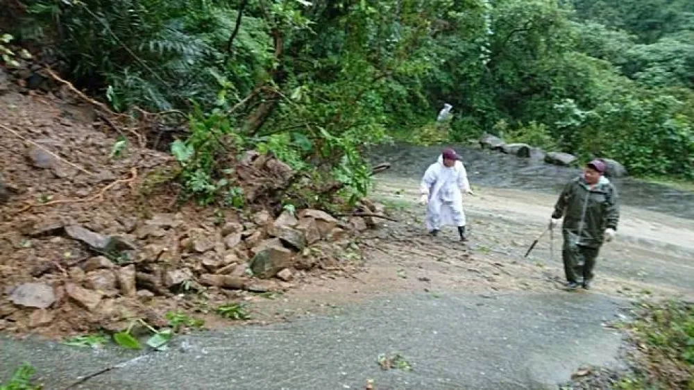 【雨下到後天】萬里、石門、金山雨量破百　草嶺古道傳坍方　