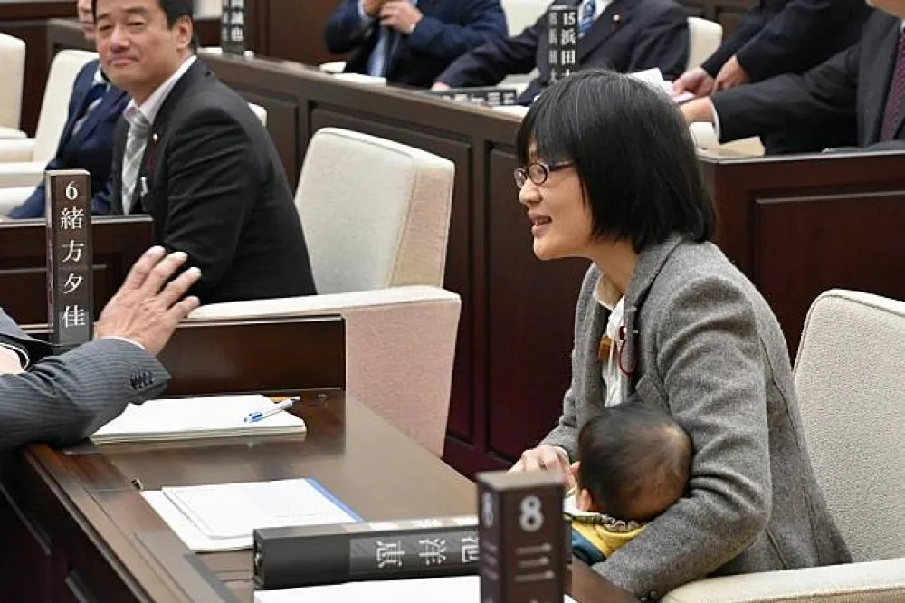【性平觀念不足】日本議員帶小孩開會被請出場