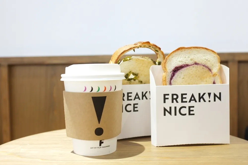 川久保玲御用藝術家 Filip Pagowski 聯名咖啡廳「CAFE!N」開幕　設計馬克杯只送不賣！