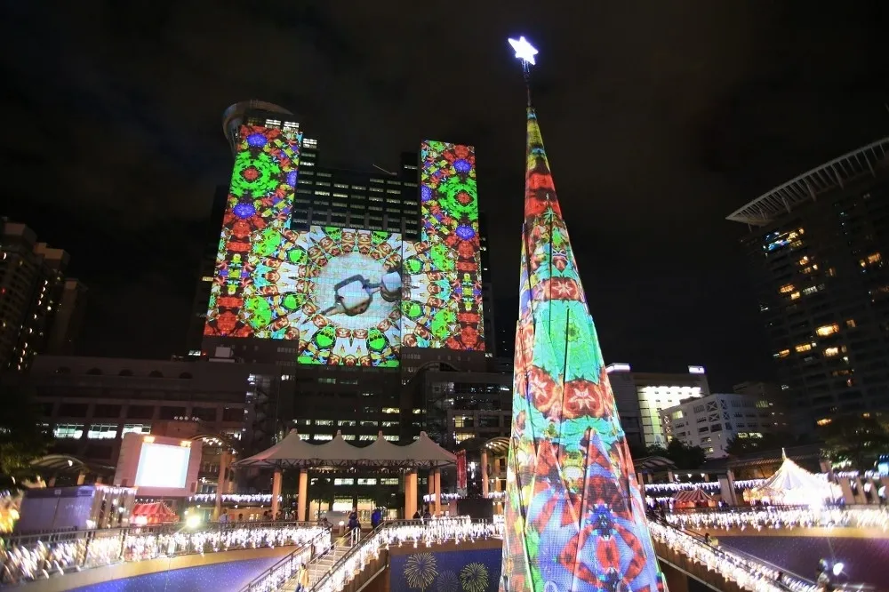 【直播】全台面積最大互動光雕環景劇場　新北市歡樂耶誕城燈秀率先試映