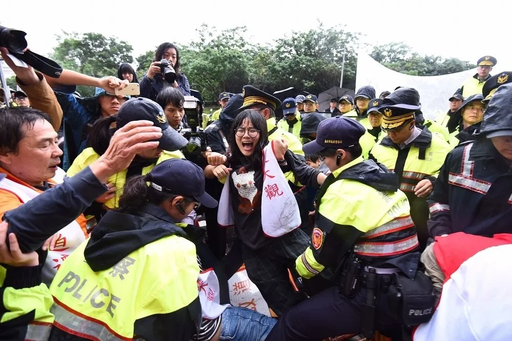 大觀自救會爆發第三波抗議　民進黨部前再與警衝突