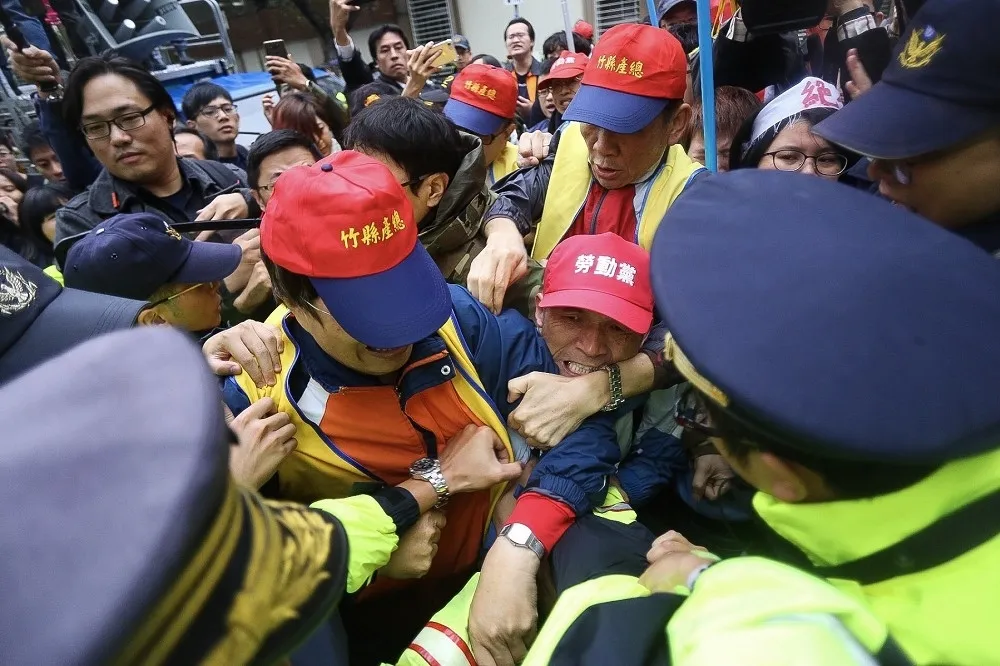 【直播】勞團抗議爆激烈推擠　「警察後退，你家都沒有勞工嗎」 　