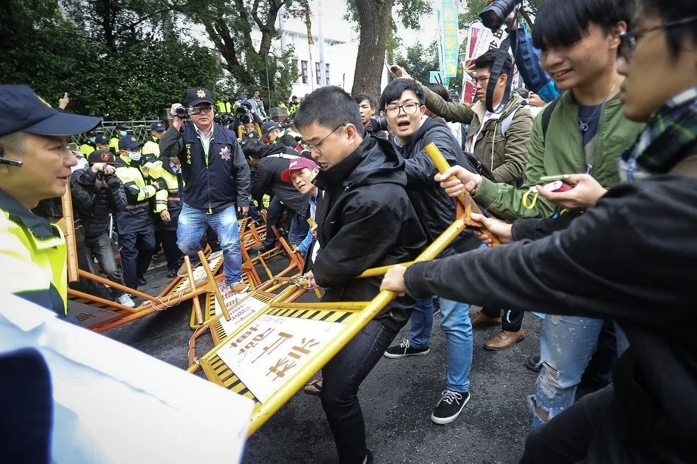 【嗆血汗點亮台灣】拒絕勞基法修惡　勞團怒圍立院爆抗爭