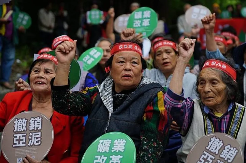【放狼煙昭告祖靈】亞泥礦權展延首日　上百太魯閣族人封路連8天抗議