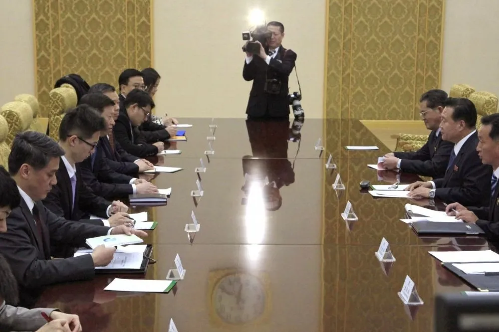 會議桌上一杯水也沒有　金正恩拒見習近平特使