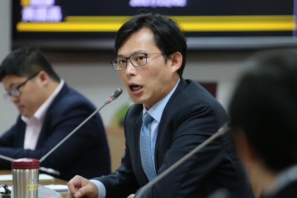 賴揆傳訊放話給記者　黃國昌否認並批政院：拙劣的媒體政治操作　