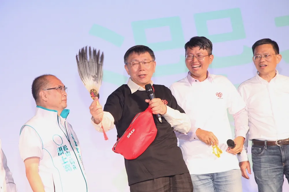 柯文哲出席嘻哈派對　與饒舌歌手樂喊台北好「skr」