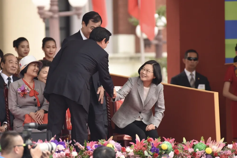 【國慶亮點】馬蔡「雙總統之握」　吳敦義、賴清德熱絡咬耳朵