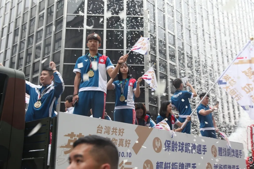 【圖輯】搶看亞運台灣英雄　民眾冒雨擠爆「英雄谷」