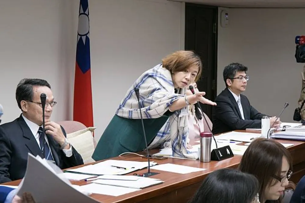 【勞基法審查又開槓】徐永明二度霸占發言台　林靜儀換會議室破解