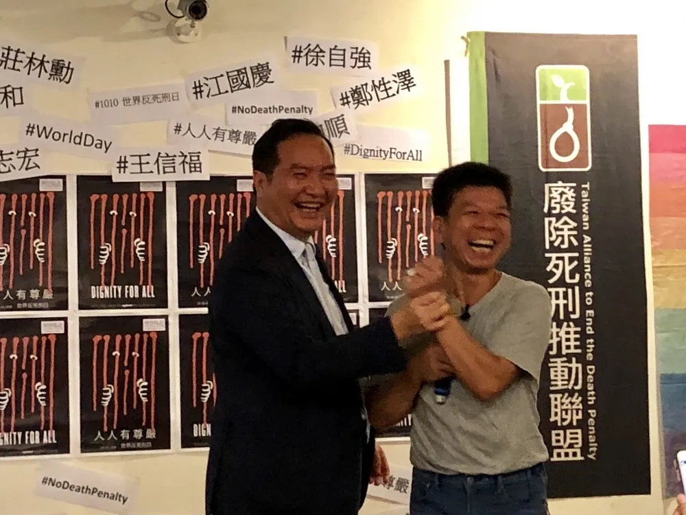 徐自強、鄭性澤等四冤獄平反者現身　政委羅秉成贈「死囚平反戒指」