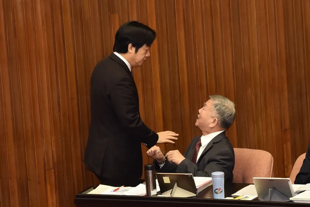 台股摜破萬點　賴清德：台灣經濟基本面很好，不必恐慌
