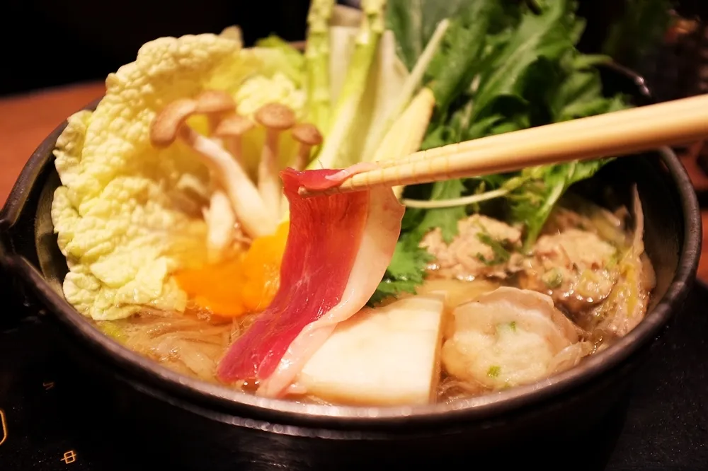 必吃暖心鍋物！黑毛屋推全新限定「松露櫻桃鴨鍋」　一鴨兩吃打造頂級饗宴