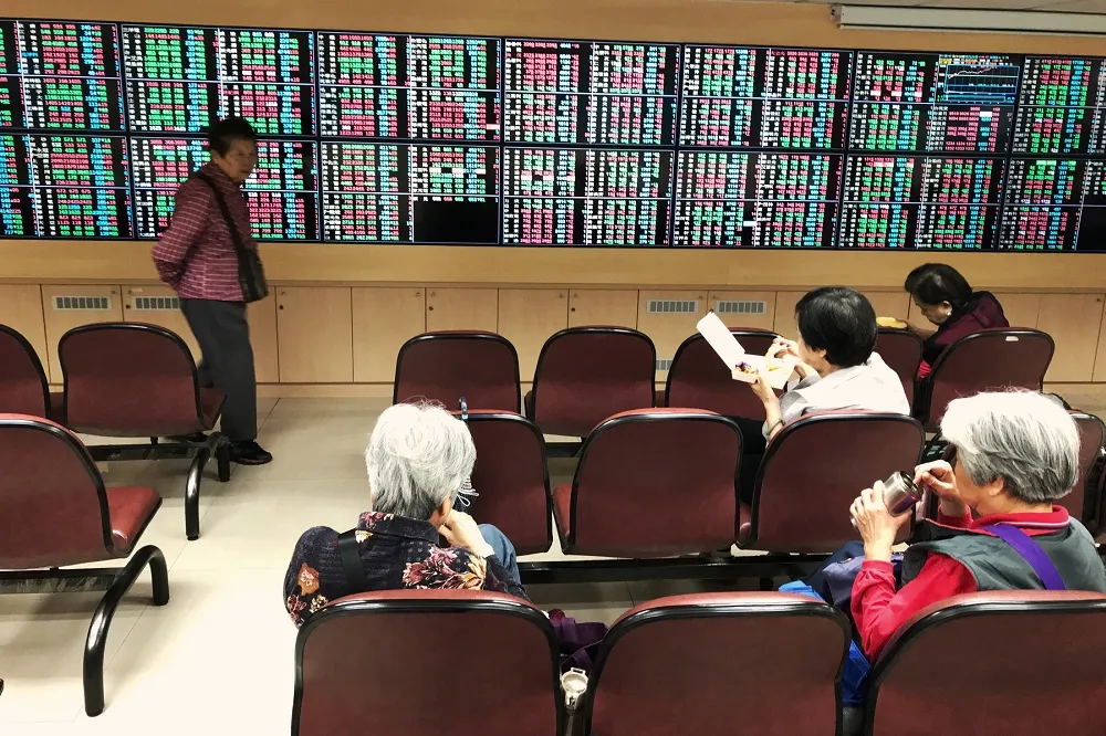 台股強勁反彈　大漲239.7點重回萬點大關