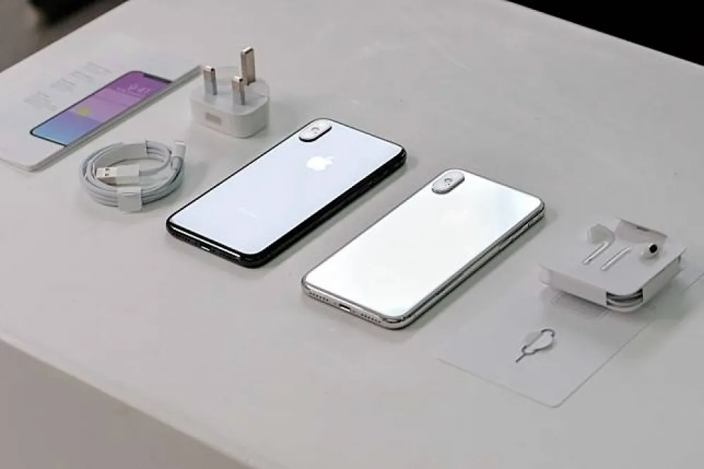免費維修有保障　摔到iPhone X 心不碎  