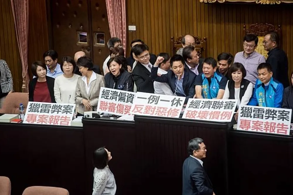 阻民進黨強推「一例一修」付委　藍營黨團占領立院主席台