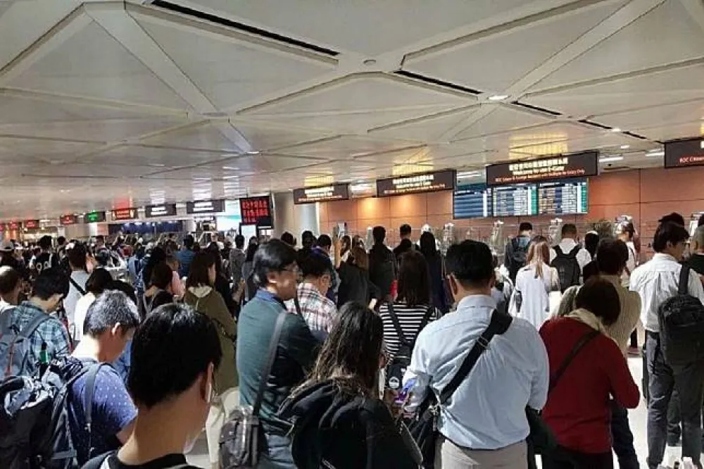 【桃機卡關】證照查驗系統當機　上千名旅客只好低頭滑手機