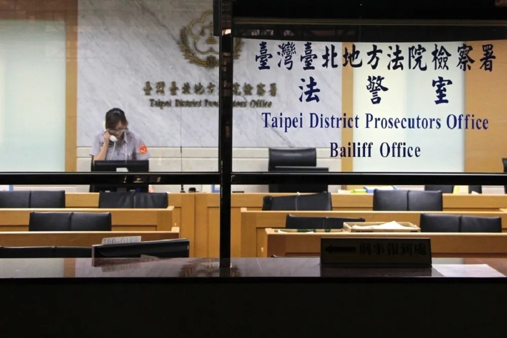 模範移民官施明德涉採購弊案　以100萬元交保