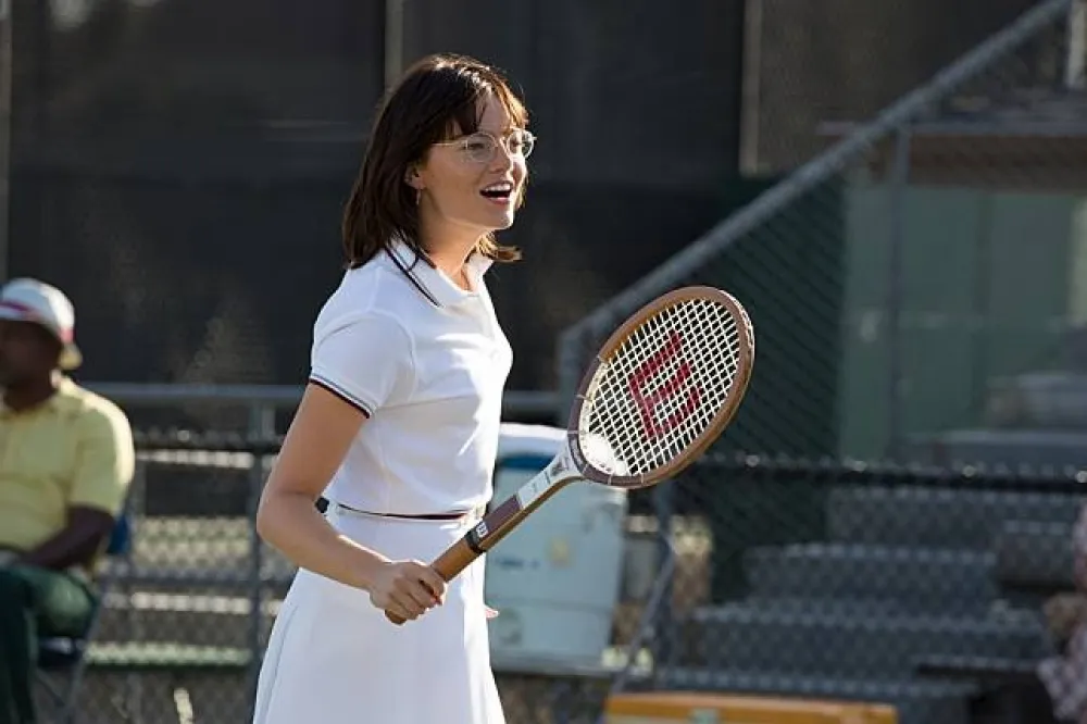 藉舞蹈底子變身網球好手　《勝負反手拍》艾瑪史東獲讚從影最棒演出