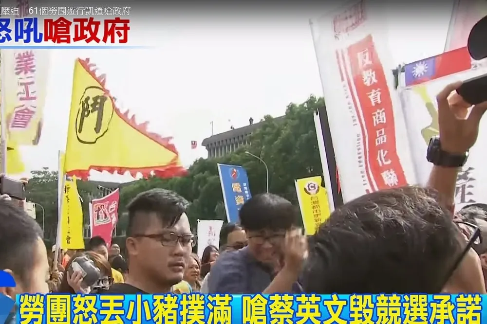 【讓小豬撲滿飛】「秋鬥」抗議政府向資方傾斜　勞工被痛苦綑綁