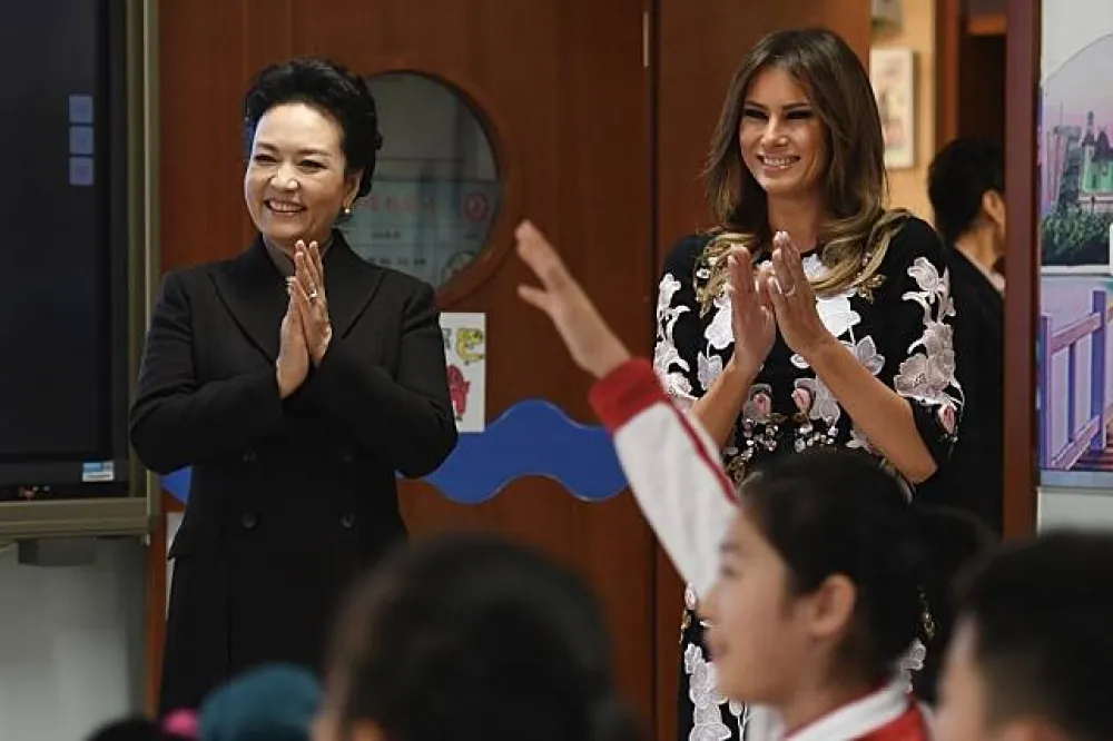川普忙開會　美國第一夫人參訪小學體驗各式課程