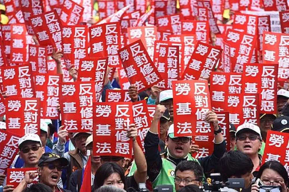 【決戰政院】千人抗議再修一例一休　大喊：工人不投民進黨