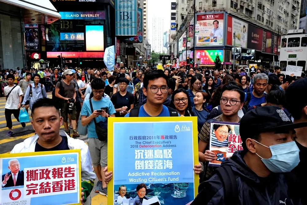 香港政府欲砸1.9兆填海　反「明日大嶼」遊行逾千人參與　