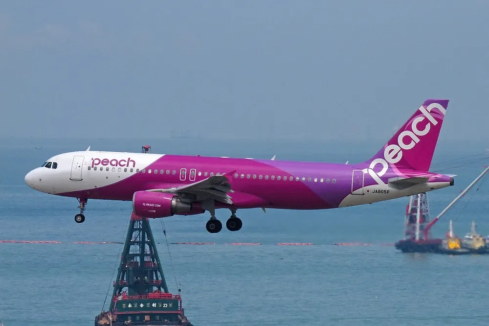【過家門而不入】2架樂桃轉降桃園機場　加完油不放人原機折返沖繩、大阪