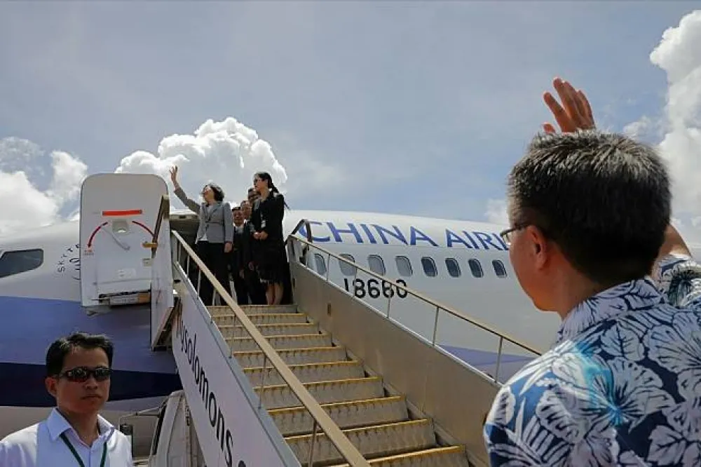 【最後一站關島】機場兩旁懸掛我國旗　高規格迎蔡英文　