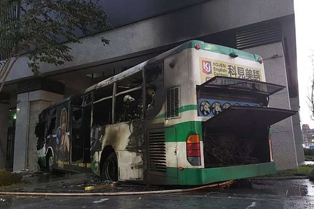 公車撞新莊大樓成火球　三重客運司機燒傷昏迷送醫