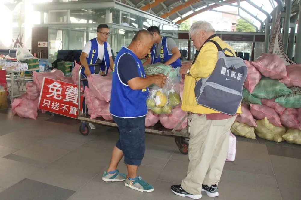 【只送不賣】5萬斤滯銷柚子　台鐵台東站「柚見真情」任你拿