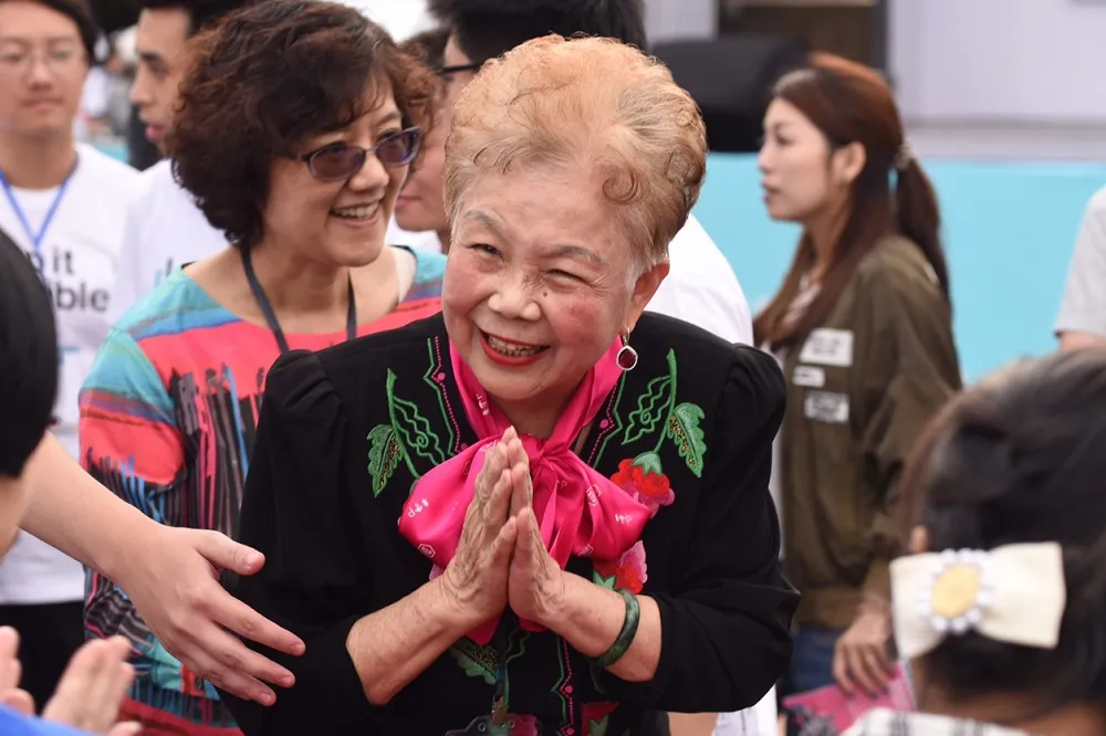 柯媽上台高歌力挺兒子　但說：柯文哲「有點呆呆的」
