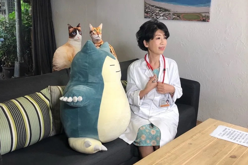 柯陣營打夫人牌　陳佩琪披白袍拍保健影片吸票