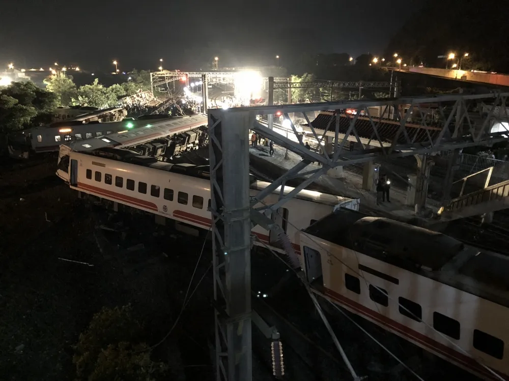 【現場影片直擊】普悠瑪凹成恐怖W字型　5節車廂90度翻覆