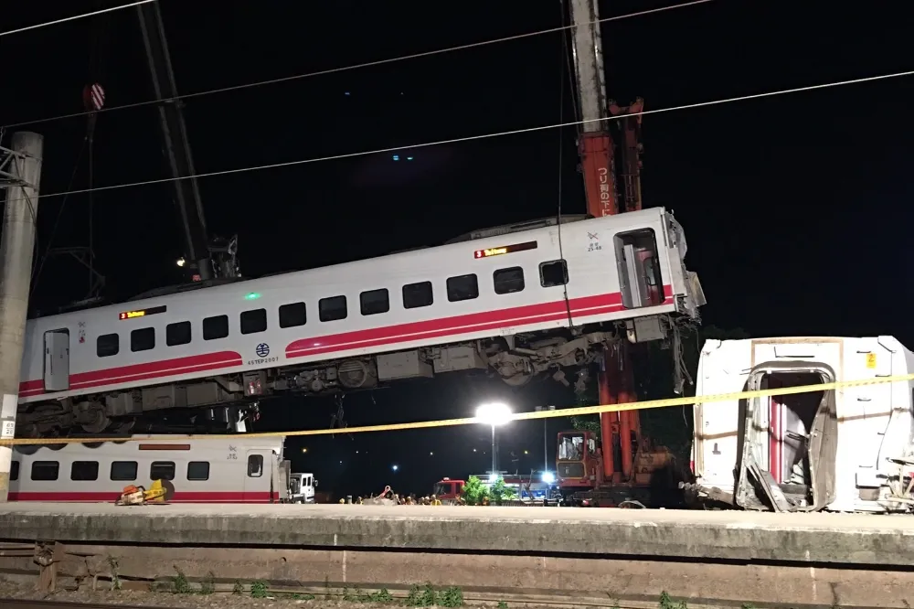 【普悠瑪出軌現場】車廂尋獲屍塊　「破碎到無法辨認部位」