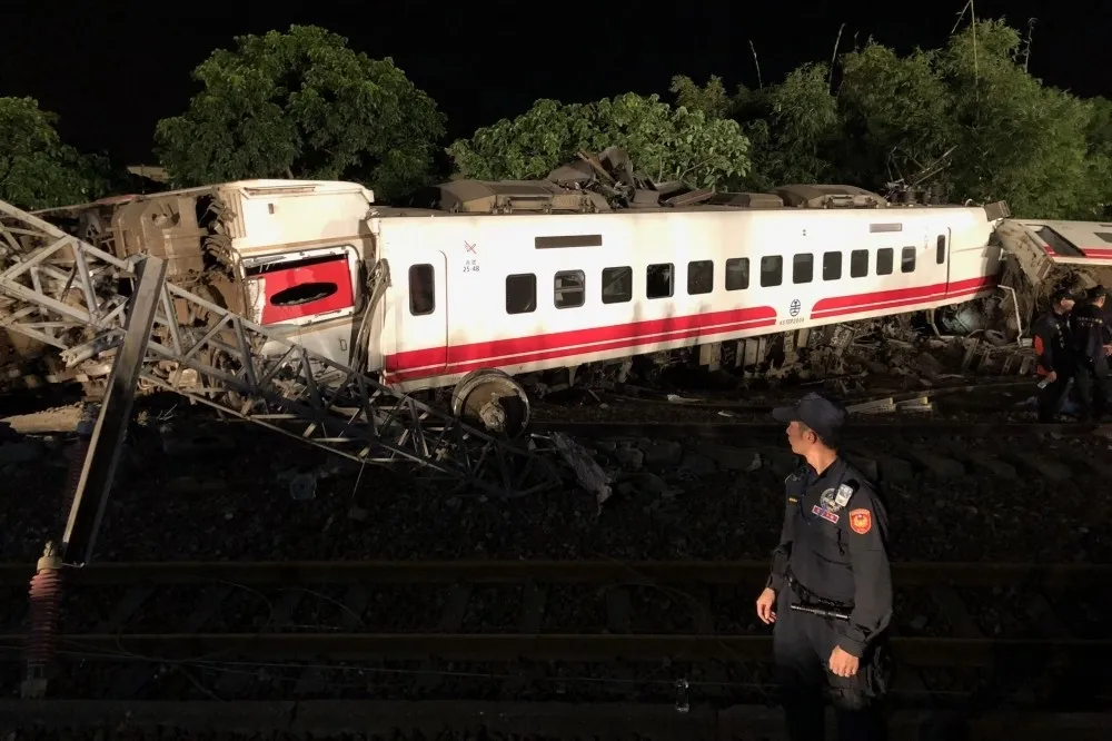 【嚴重事故】台鐵普悠瑪翻覆釀18死190傷　國際媒體關注