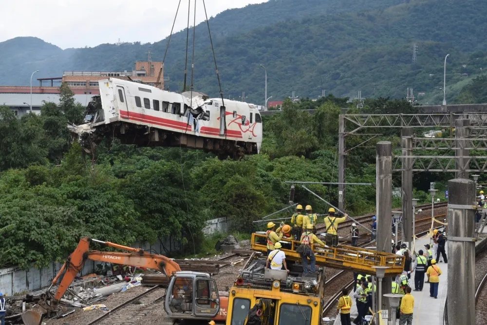 【深入致命列車】110度大翻轉、一半遭撞毀　直擊普悠瑪第8節車廂