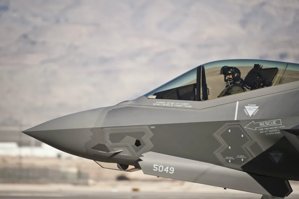 【替換老舊F-16 A/B機隊】F-35 vs 颱風戰機  比利時空軍究竟會選誰？