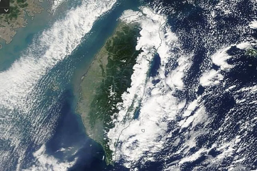 【這顆綠番薯是哪】英國氣象局PO台灣衛星圖　「青天白日滿地紅」秒洗版